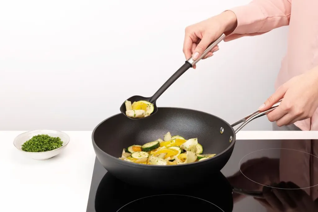 serving_spoon_non_stick_-_profile_-_8710755250828_brabantia_96dpi_1280x853px_e_nr.webp