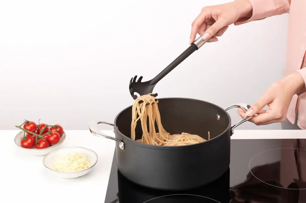 spaghetti_spoon_non-stick_-_profile_-_8710755250668_brabantia_96dpi_1280x853px_e_n2.webp