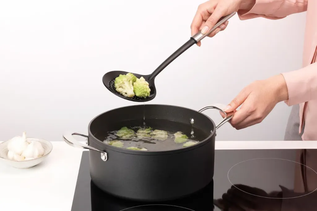 skimmer_non-stick_-_profile_-_8710755250583_brabantia_96dpi_1280x853px_e_nr-19719.webp