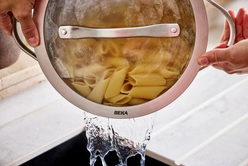Beka_Sensa_Latte_Casserole_strainerlid_LS.5c5b6891_cfe89119-719e-4c24-8b04-95958455b73e.webp