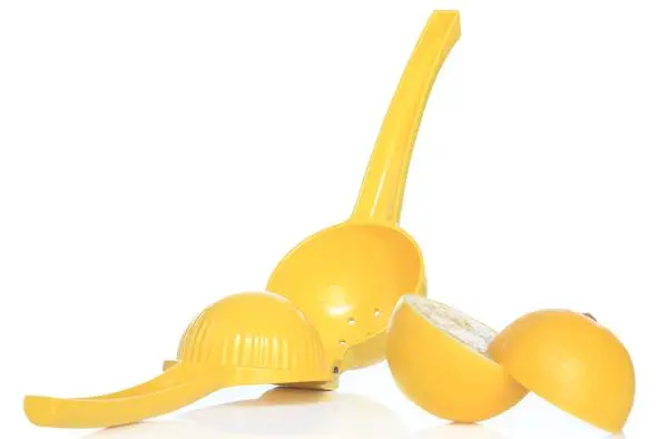 [423809] Citroenpers metaal geel D7.3xL22cm