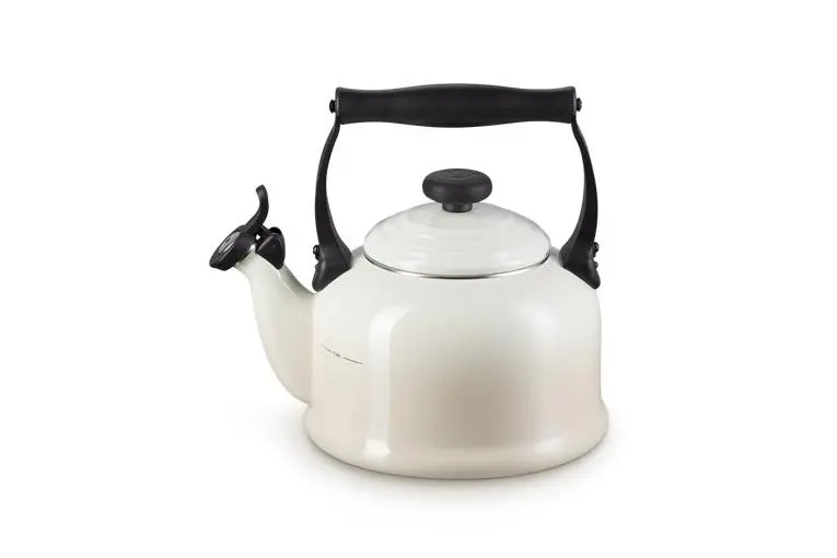 [40102027160000] Le Creuset fluitketel tradition 2.1L meringue