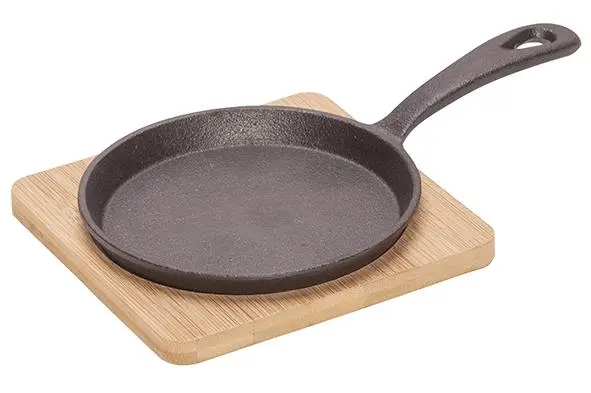Gietijzer pan D13cm op plankje