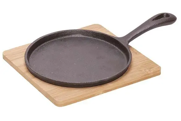 Gietijzer pan D18cm op plankje