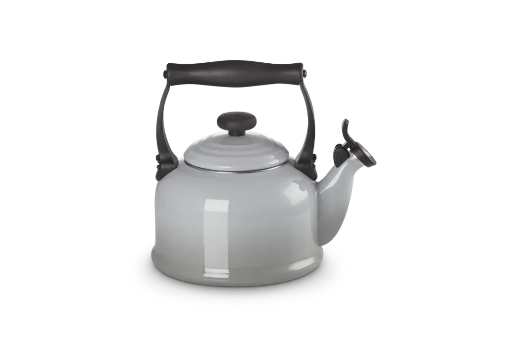 [40102025410000] Le Creuset fluitketel tradition 2.1L mist grey